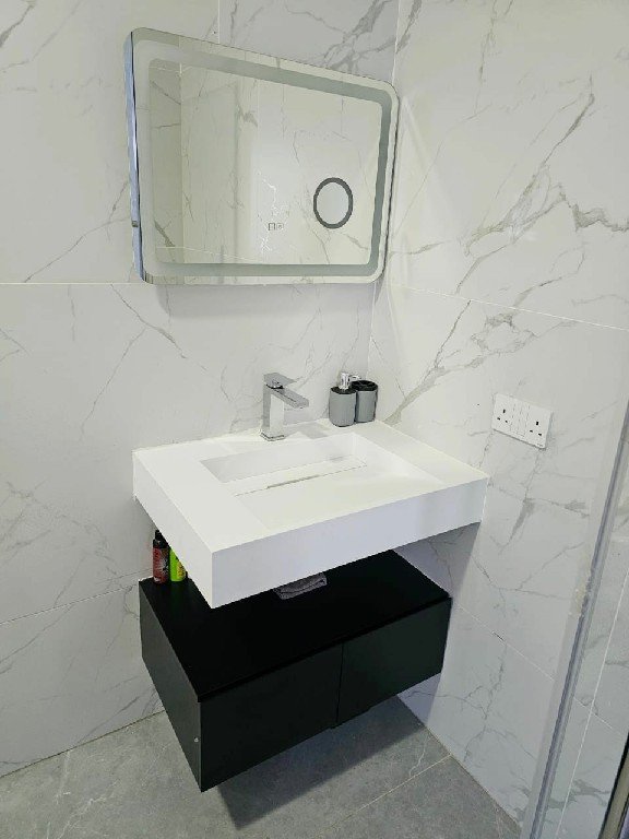 luxury bathroom with white basin & black vanity (1)~1