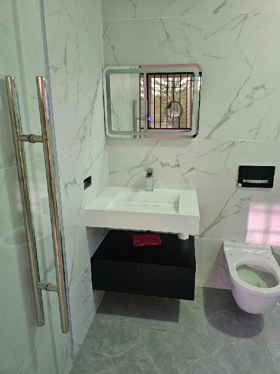 luxury bathroom with white basin & black vanity (2)~1